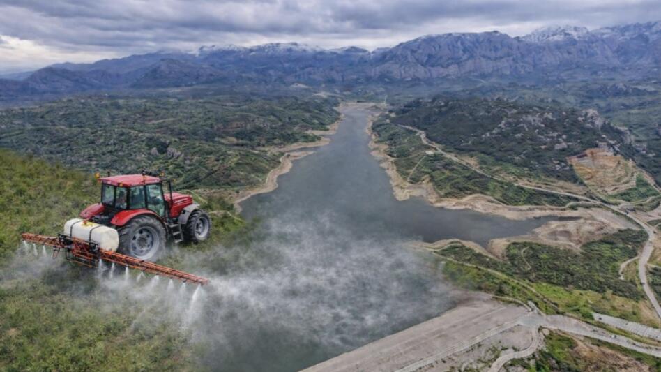 Ο Αποσελέμης, τα φυτοφάρμακα στο Οροπέδιο και η κρατική ομερτά