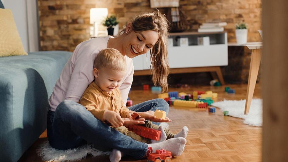 Νταντάδες της γειτονιάς: Πώς γιαγιάδες, παππούδες και θείες μπορούν να λάβουν την επιδότηση των 500€
