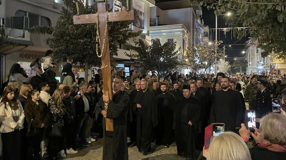 «Η ζωή εν τάφω»: Σε κλίμα κατάνυξης η περιφορά του Επιταφίου στο Ηράκλειο