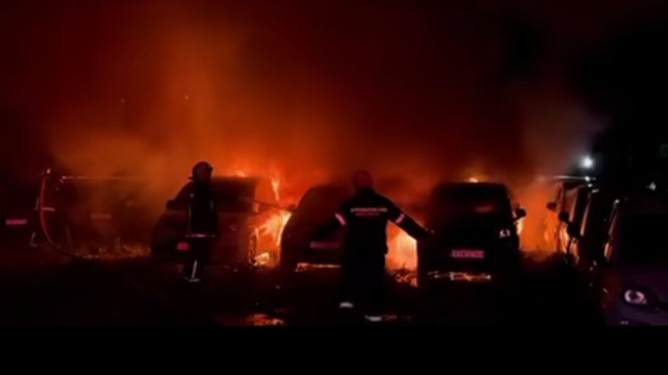 Ηράκλειο: Έρευνα για την καταστροφική πυρκαγιά σε χώρο στάθμευσης ενοικιαζόμενων αυτοκινήτων