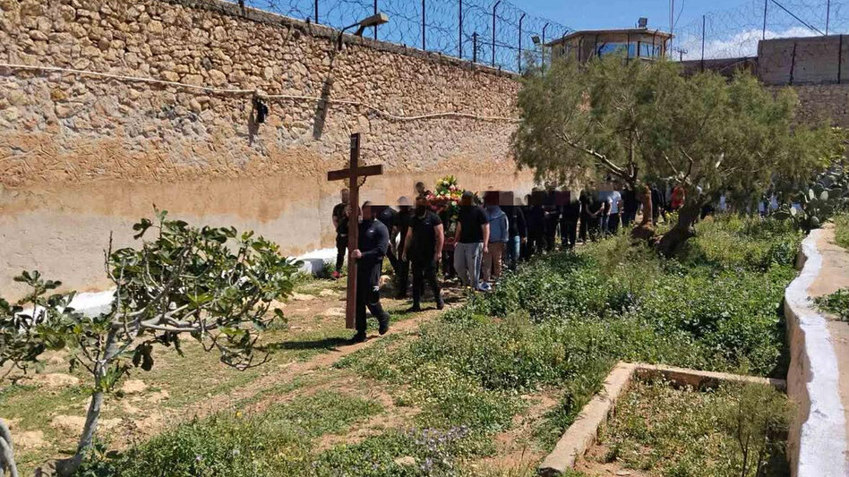 Μεγάλη Παρασκευή πίσω από τα κάγκελα! Η συγκινητική περιφορά του Επιταφίου στις φυλακές Ν. Αλικαρνασσού