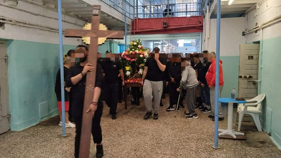 Μεγάλη Παρασκευή πίσω από τα κάγκελα! Η συγκινητική περιφορά του Επιταφίου στις φυλακές Ν. Αλικαρνασσού