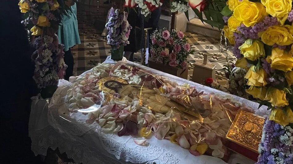 «Ότε εκ του ξύλου Σε νεκρόν ο Αριμαθαίας καθείλε...»: Ο "λυρισμός" της Μ. Παρασκευής στους στολισμένους Επιταφίους