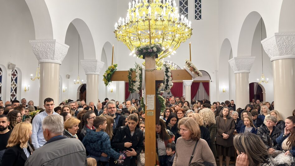 Βαθιά η κατάνυξη στην Ακολουθία των Παθών: "Σήμερον κρεμάται επί ξύλου" στην Παναγία Καμαριανή
