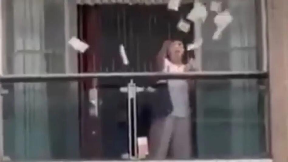 Τσακώθηκε με τον άντρα της και πέταξε από το παράθυρο 160.000 δολάρια!