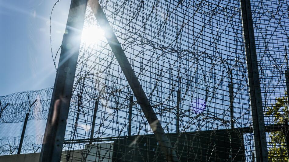 Ηράκλειο: Βγήκε με το σκυλί βόλτα και έπεσε πάνω στον δραπέτη!