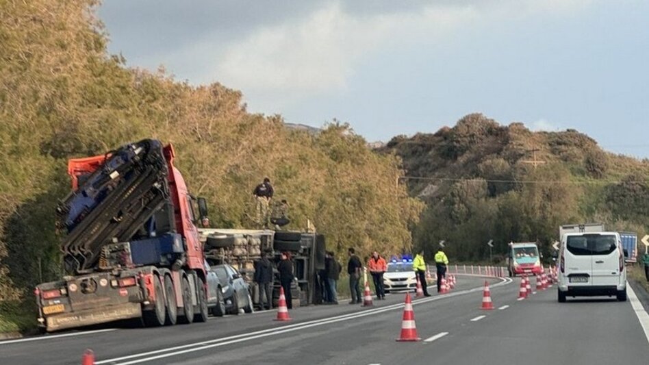 Ανατροπή νταλίκας στον ΒΟΑΚ στο ύψος της Αγίας Πελαγίας 