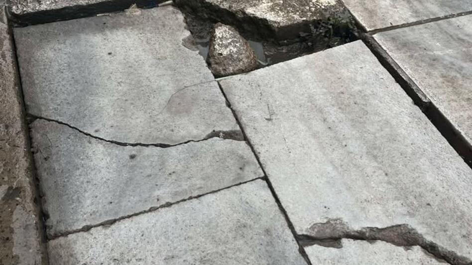 "Περπατάς, πατάς και ...κατασβολώνεσαι" - Τι θα κάνει ο Δήμος Ηρακλείου για το λαβωμένο πλακόστρωτο!