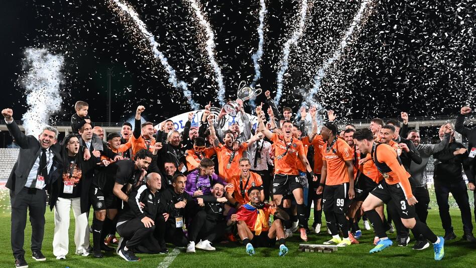 Απολαύστε την μεγάλη στιγμή: Η απονομή στον κυπελλούχο ΟΦΗ!