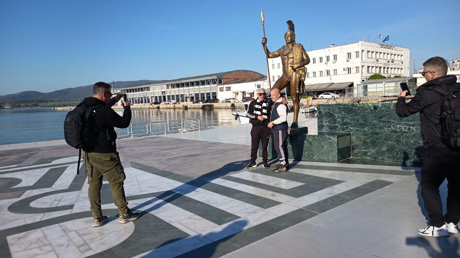 Οι Κρητικοί στο Βόλο: Πρωινός καφές και χαμόγελα ενόψει του αποψινού τελικού!