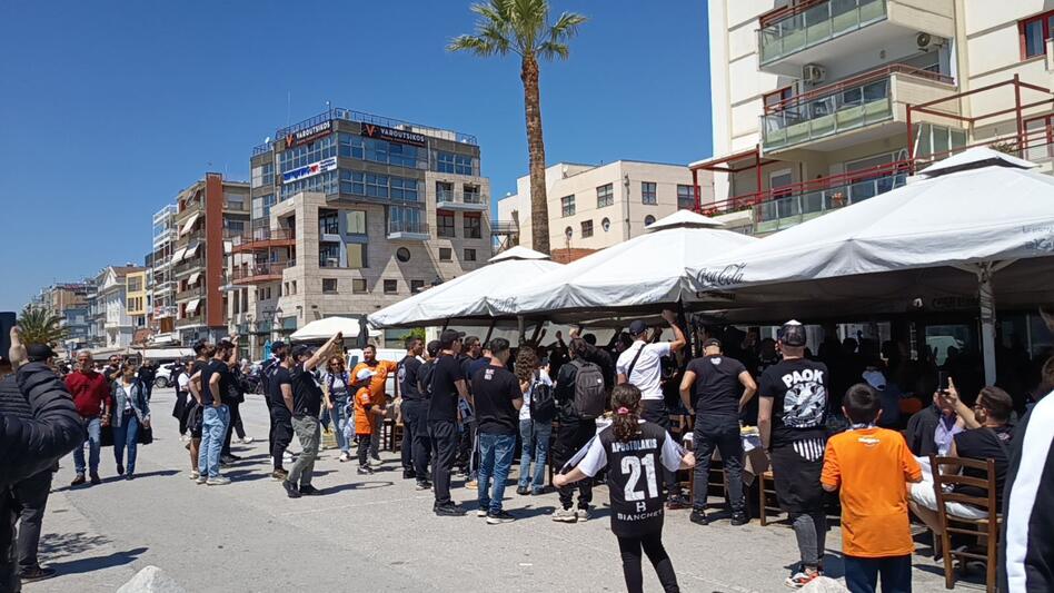 Videos: Οι οπαδοί του ΟΦΗ, παρέα με τους οπαδούς του ΠΑΟΚ, άναψαν φωτιά και... μεγαλώνει!