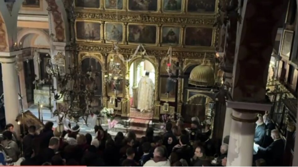 Πολυέλαιοι σείονται στην Πρώτη Ανάσταση – Πότε αναμένεται το Άγιο Φως