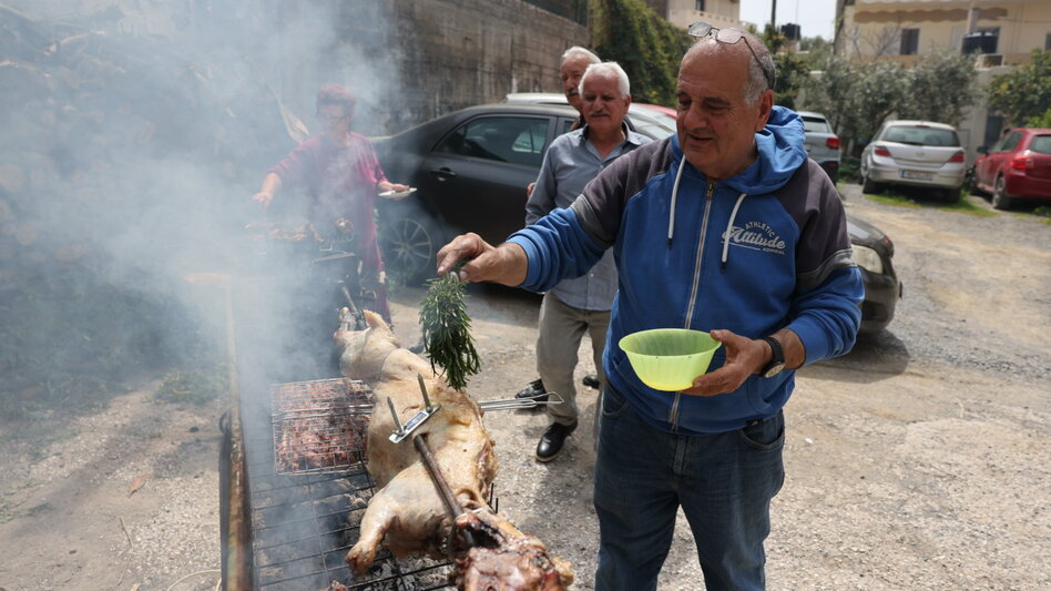 Πάσχα στο Ηράκλειο: Βγήκαν οι σούβλες… και πήραν φωτιά τα κάρβουνα!