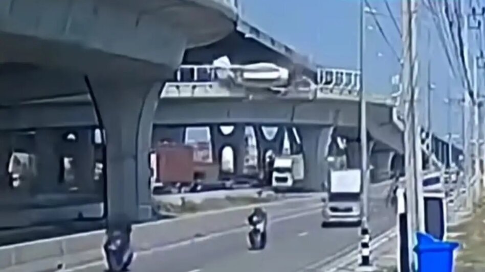 Σοκαριστικό τροχαίο στην Ταϊλάνδη: Μπετονιέρα έπεσε από γέφυρα πάνω σε άλλα αυτοκίνητα - Δείτε βίντεο