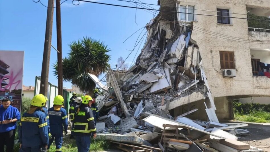 Κατέρρευσε διώροφη πολυκατοικία στην Κύπρο, τουλάχιστον ένας εγκλωβισμένος και τρεις τραυματίες
