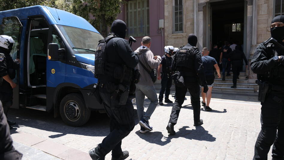 Κρήτη - Δικογραφία "φωτιά": Θεαματική η μεταφορά των συλληφθέντων στα Δικαστήρια - Δείτε βίντεο