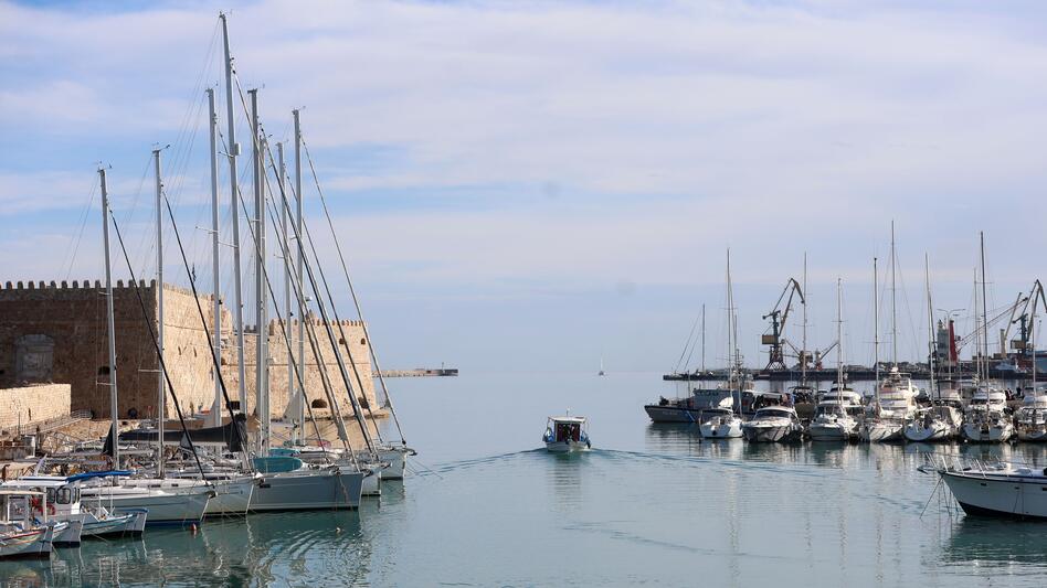 Ενετικό Λιμάνι Ηρακλείου: Το βραχυκύκλωμα στο ιστιοφόρο κινητοποίησε την Πυροσβεστική