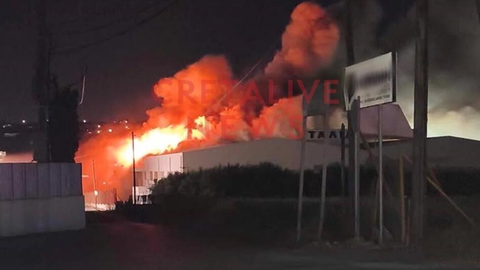 Συγκλονιστικές εικόνες από τη φωτιά στις Μαλάδες - Στις φλόγες μεγάλη αποθήκη 