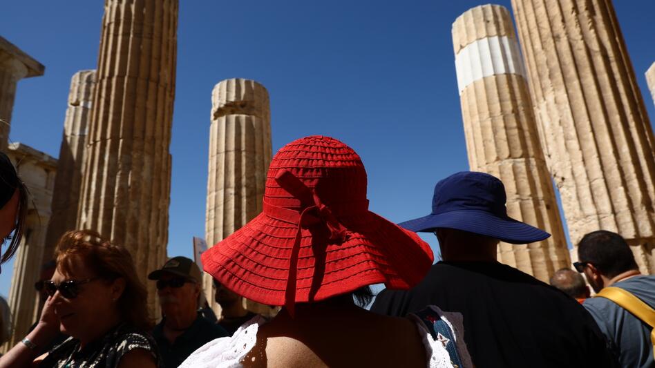 Υπερτουρισμός: Οι 10 πόλεις που "πνίγονται" από τους τουρίστες και η θέση της Αθήνας