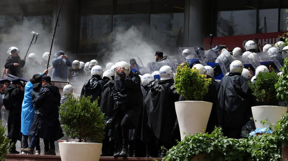 Αγκυρα: «Εμφύλιος» στην τουρκική αντιπολίτευση – Επέμβαση της αστυνομίας στα κεντρικά του CHP - Βίντεο