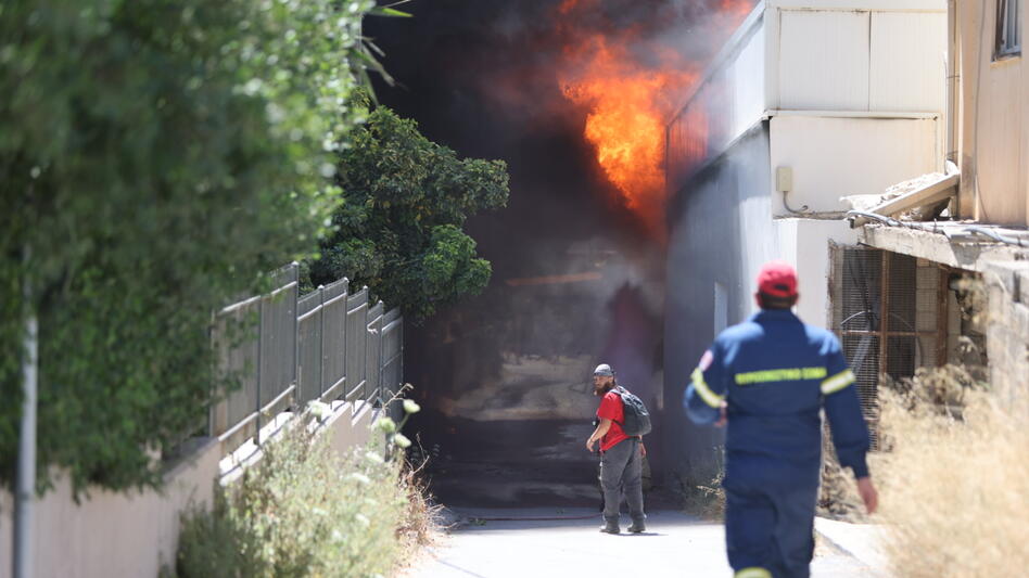 Μεγάλη φωτιά στο Ηράκλειο: Ήχησε το 112, σηκώθηκε ελικόπτερο – Εκτροπή της κυκλοφορίας (Βίντεο)