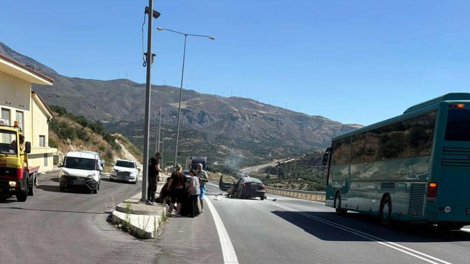 Τροχαίο έξω από το τούνελ Απομαρμά – Αυτοκίνητο προσέκρουσε σε κράσπεδο