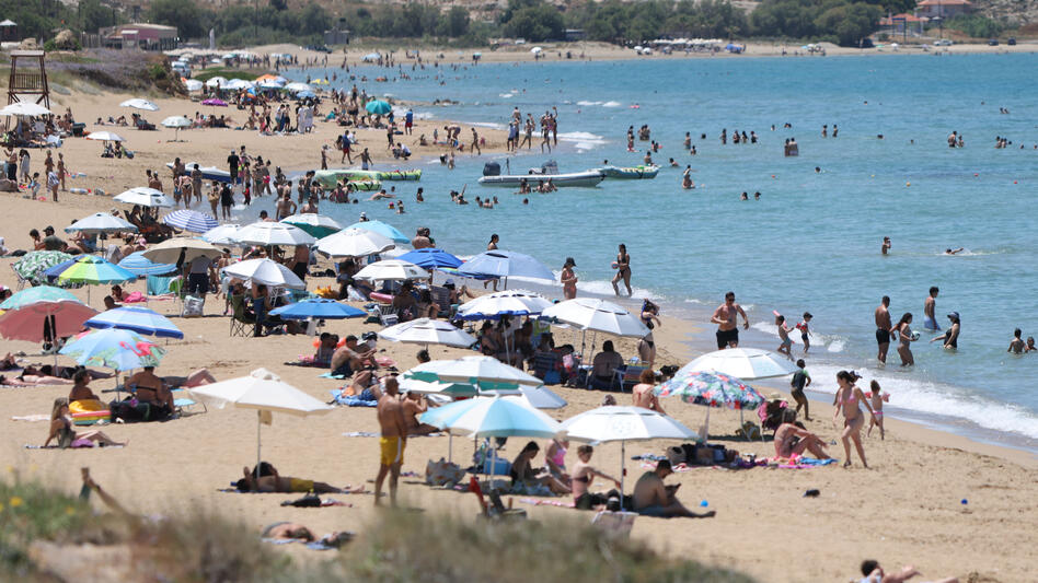 Υποδέχθηκαν το Καλοκαίρι με ... βουτιές στις παραλίες - Γέμισαν κόσμο οι πλαζ - Φωτογραφίες