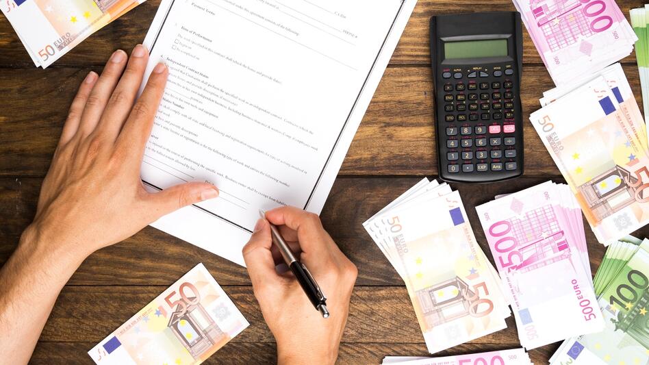 «Χρυσά» συμβόλαια για λίγους, μισθοί έως 1.000 ευρώ για τους πολλούς