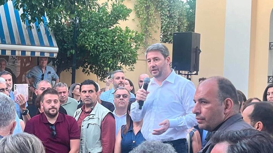 Ανδρουλάκης: Επίθεση στη ΝΔ και από τα Καλέσα - Αυτή την ώρα η ομιλία του προέδρου του ΠΑΣΟΚ 