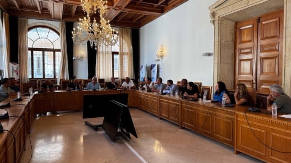 Σε εξέλιξη η σύσκεψη στη Λότζια για τη δομή μεταναστών στους Αθανάτους 