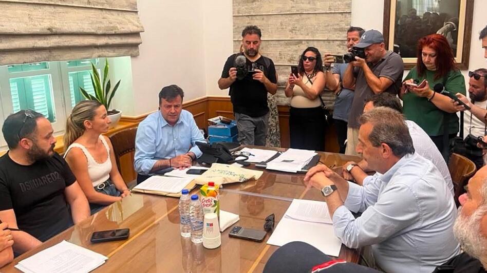 Ηράκλειο: Από το παλιό ΚΤΕΟ στην Περιφέρεια Κρήτης κάτοικοι και φορείς κατά της δομής μεταναστών