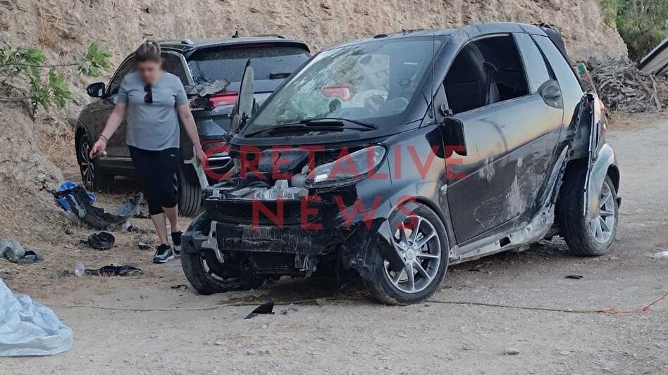 Σοβαρό τροχαίο στο Ηράκλειο: Smart «εκτοξεύτηκε» και έπεσε σε σταθμευμένα Ι.Χ. - Δείτε φωτογραφίες