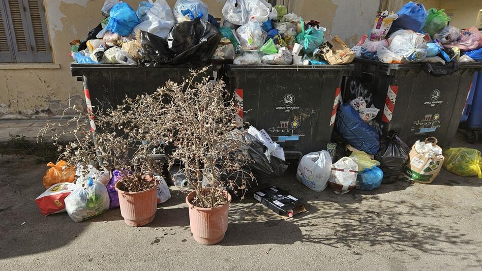Καμίνια: Πέρασε το τριήμερο και τα σκουπίδια είναι "βουνό"