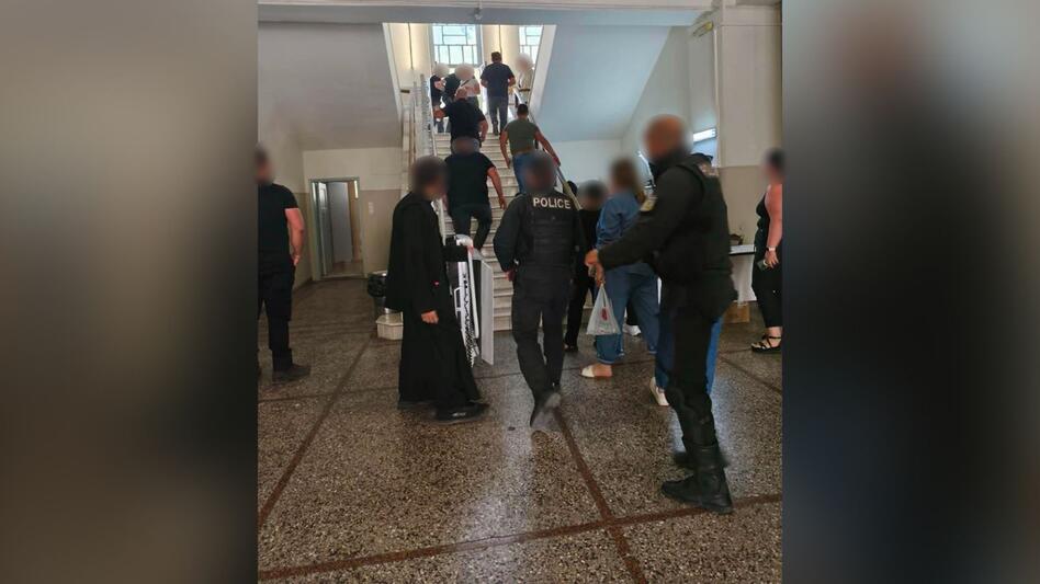 Ηράκλειο: Ένταση στα δικαστήρια κατά την προσαγωγή του συλληφθέντα για τη δολιοφθορά στο Απεσωκάρι