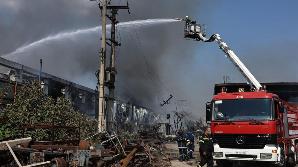Φωτιά στον Ασπρόπυργο: Έξι εγκαυματίες, οι τρεις διασωληνωμένοι, εργοστάσιο κάηκε ολοσχερώς