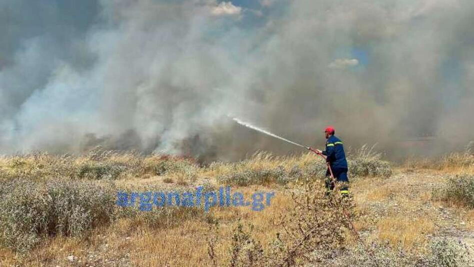 Φωτιά στον Άγιο Γεώργιο Μεθάνων, μήνυμα 112 για ετοιμότητα, ενισχύθηκαν οι δυνάμεις
