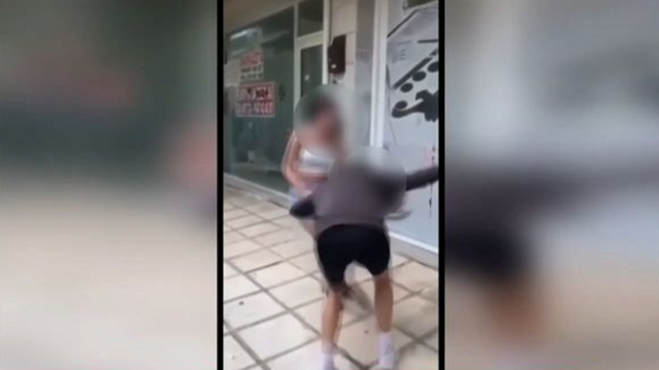 Ηράκλειο: Μια... αρένα δείχνουν τα βίντεο από τον άγριο καυγά των ανήλικων κοριτσιών