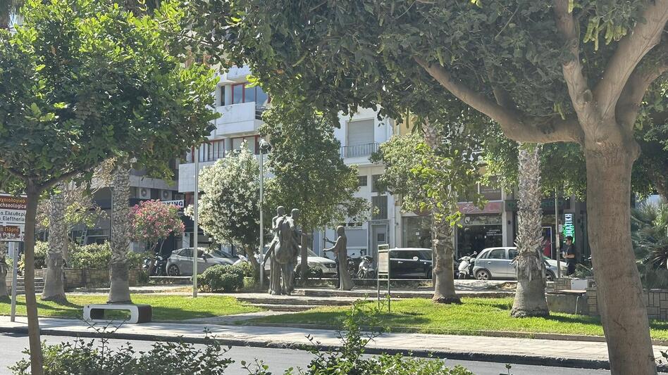 Ηράκλειο: Ρημάζει απεριποίητη - Αξίζει αυτή η πλατεία στον Βιτσέντζο Κορνάρο; (video+ photos)