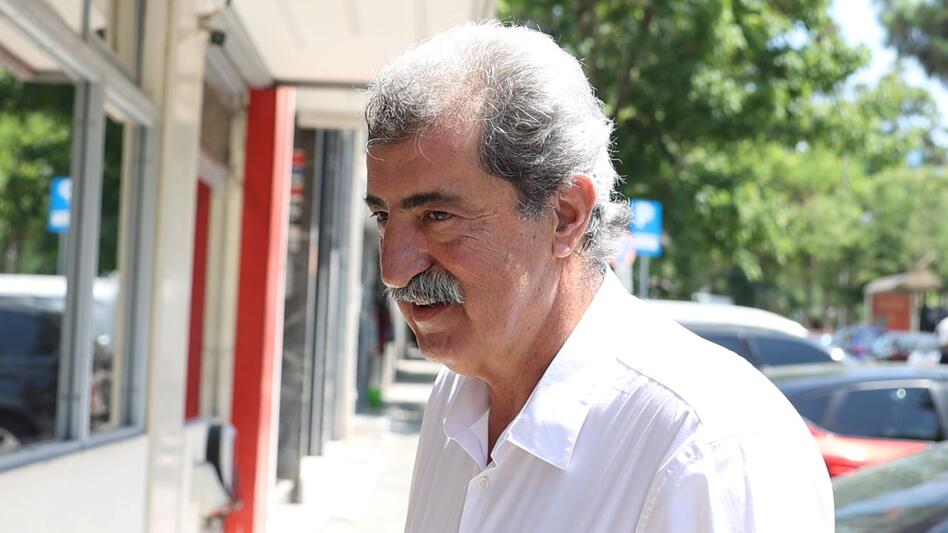 Παύλος Πολάκης: Αποσύρεται από τη διεκδίκηση της ηγεσίας του ΣΥΡΙΖΑ... με μια μαντινάδα!