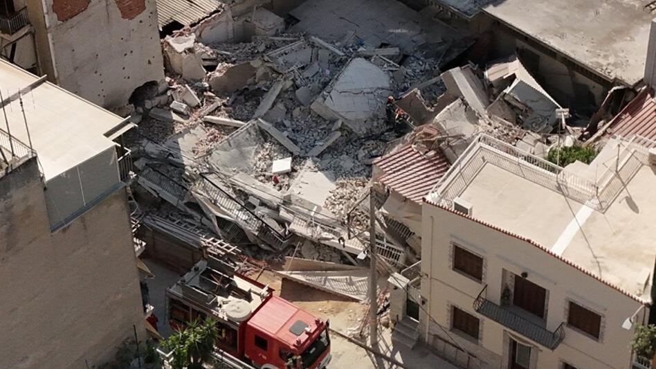Γιατί κατέρρευσε η πολυκατοικία στα Πετράλωνα – Τα σενάρια που εξετάζονται