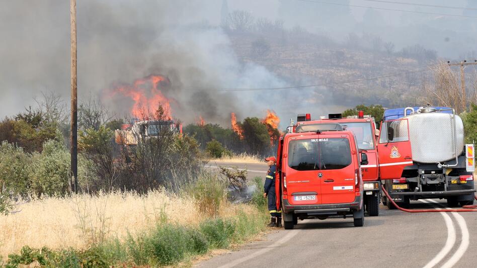 Τριπλό πύρινο μέτωπο στην Κρήτη: Μάχη με τις φλόγες και τα μποφόρ