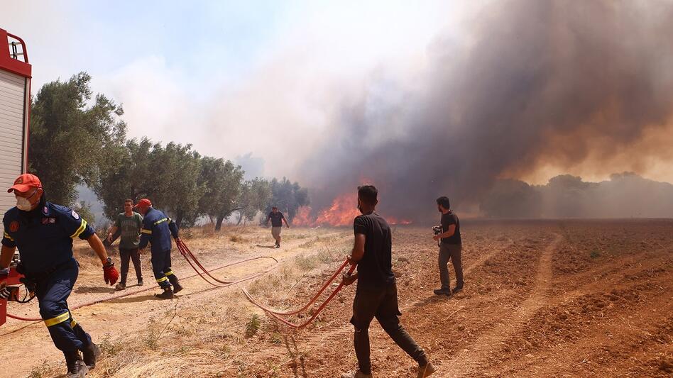 Πύρινη κόλαση στη Δυτ. Αττική: Πλησιάζει τα Μέγαρα η φωτιά - Δεν μπορούν να πετάξουν τα αεροσκάφη