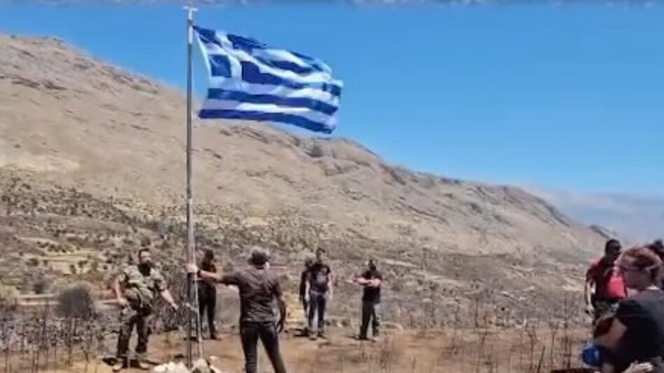 Ρέθυμνο: Υψώθηκε η ελληνική σημαία στο σημείο όπου έχασαν τη ζωή τους οι δύο άτυχοι πυροσβέστες