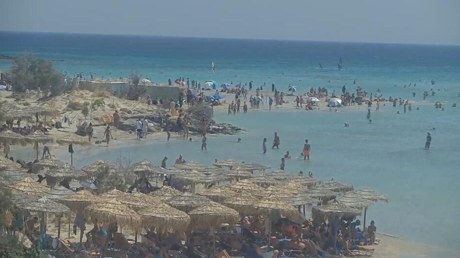 Ελαφονήσι: Τέλος Αυγούστου συνεχίζει να «βουλιάζει» από κόσμο (photos)