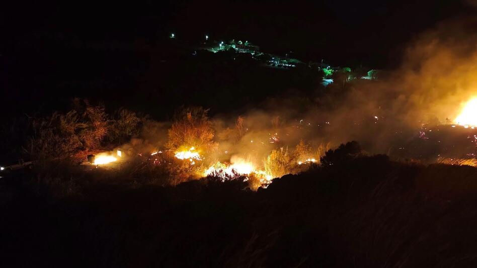Σητεία: Πυρκαγιά στα Αχλάδια - Ολονύχτια μάχη με τις φλόγες (Βίντεο)