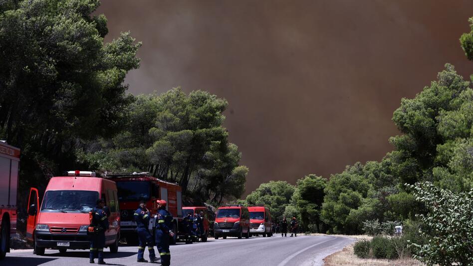 Πύρινος εφιάλτης: Καίγονται σπίτια στο Πόρτο Γερμενό, εκκενώνονται οικισμοί - Μαίνεται η φωτιά στην Αιγιάλεια