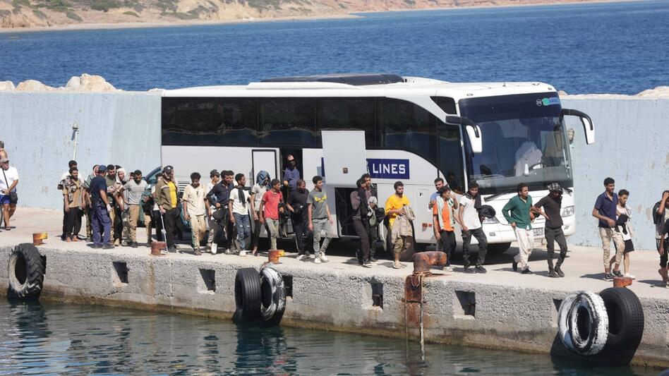 Κρήτη: Το ναυλωμένο πλοίο έφυγε, οι μετανάστες πήγαν με λεωφορεία