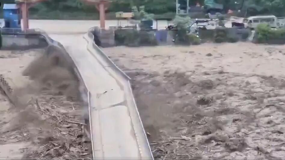 Βιβλική καταστροφή στο Νεπάλ: Αυξάνονται διαρκώς τα θύματα - Συγκλονιστικά βίντεο