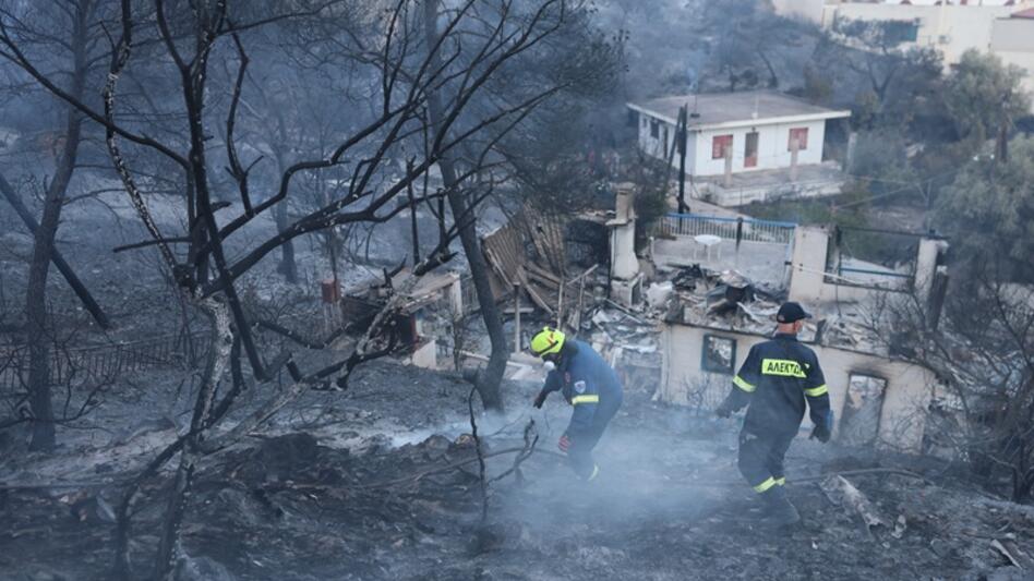 Πυρκαγιά στη Σαλαμίνα: "Μάχη" με διάσπαρτες εστίες - Συνεχίζονται οι απεγκλωβισμοί