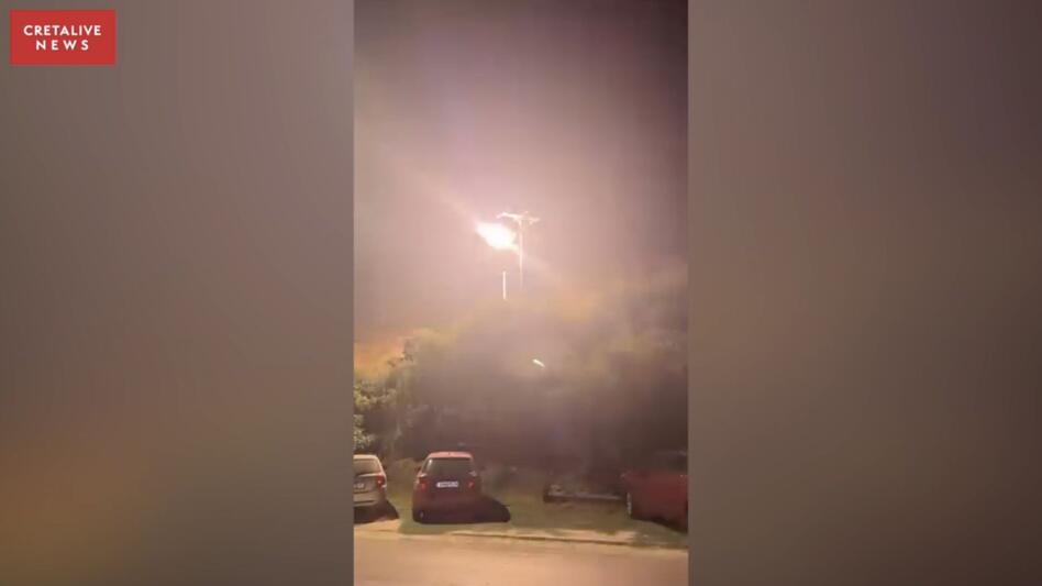 Πυρκαγιές: Μια σπίθα αρκεί - Βίντεο ντοκουμέντο με σπινθήρες & μικρή έκρηξη σε κολώνα ηλεκτροδότησης